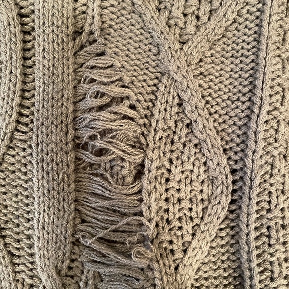 Over sized distressed turtleneck sweater - Picture 3 of 9